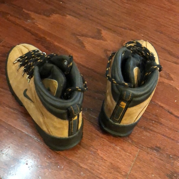 Nike boys high top boots, look like new size 1 - Picture 3 of 5